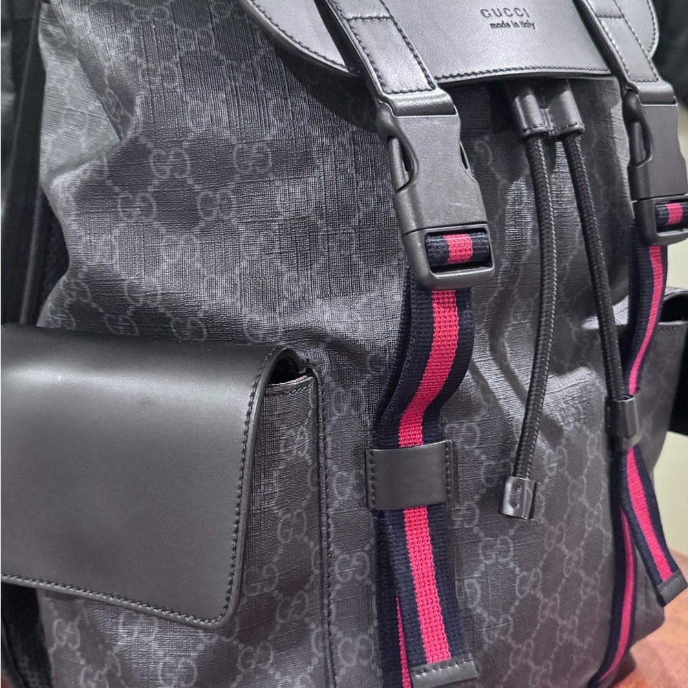 Authentic Gucci GG Supreme 
Beautiful bag rarely used!